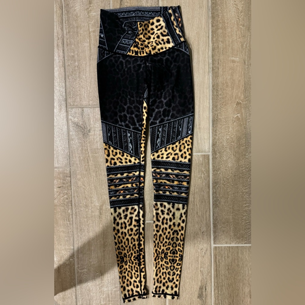 Niyama Sol barefoot leggings EUC size XS. Rare design